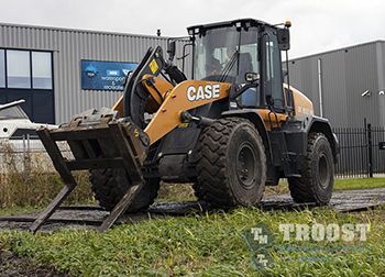 Case 721G legt zware, stalen rijplaten neer voor de Regt