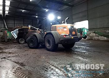 Compost laden bij Dijksoorn met een nieuwe Case 821G