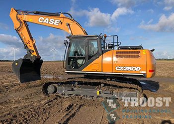 Case CX250D rupsgraafmachine voor Loon- en Grondwerkbedrijf P.H. De Regt en Zn