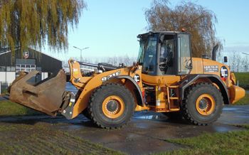 LAW Tol aan het werk met Case 921F wiellader