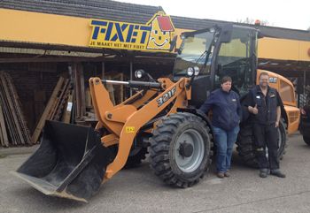 Case 321F wiellader gaat het fixen bij Fixet Leveroy 