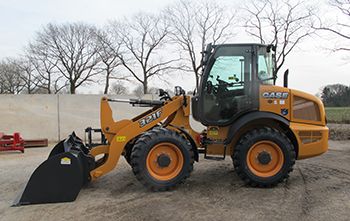 Case 321F compacte wiellader voor Kuijpers Kalveren